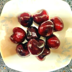 portion of cherries in bowl showing recommended daily serving for weight loss